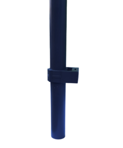 Die Rohrschelle mit eingeklemmtem ABS Rohr mit 25mm Durchmesser.